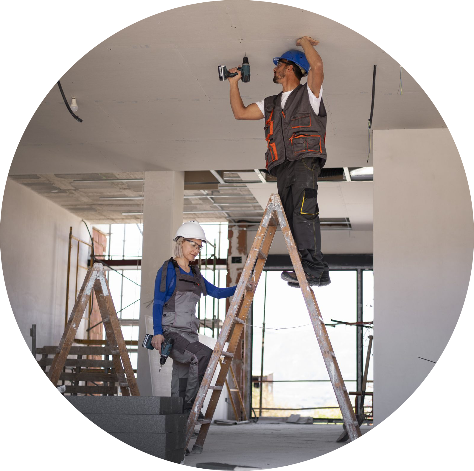 hombre-y-mujer-de-tiro-completo-de-pie-en-la-escalera-scaled-1 copia